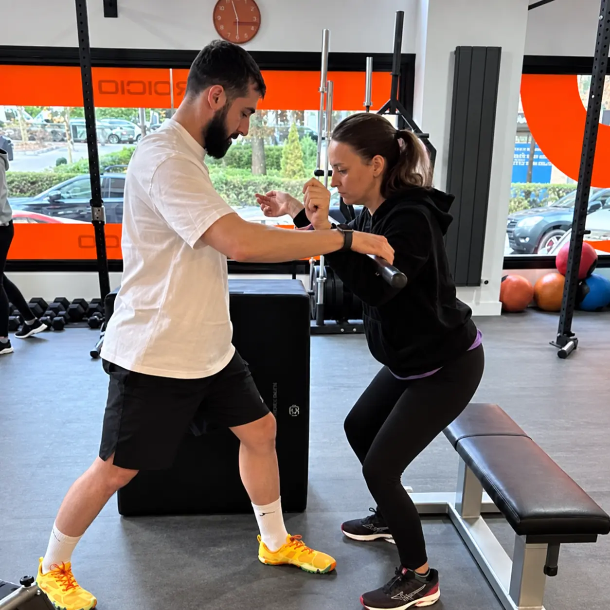 Trabajo de fuerza asistido en la sala de neurorrehabilitación de Windfit Salud