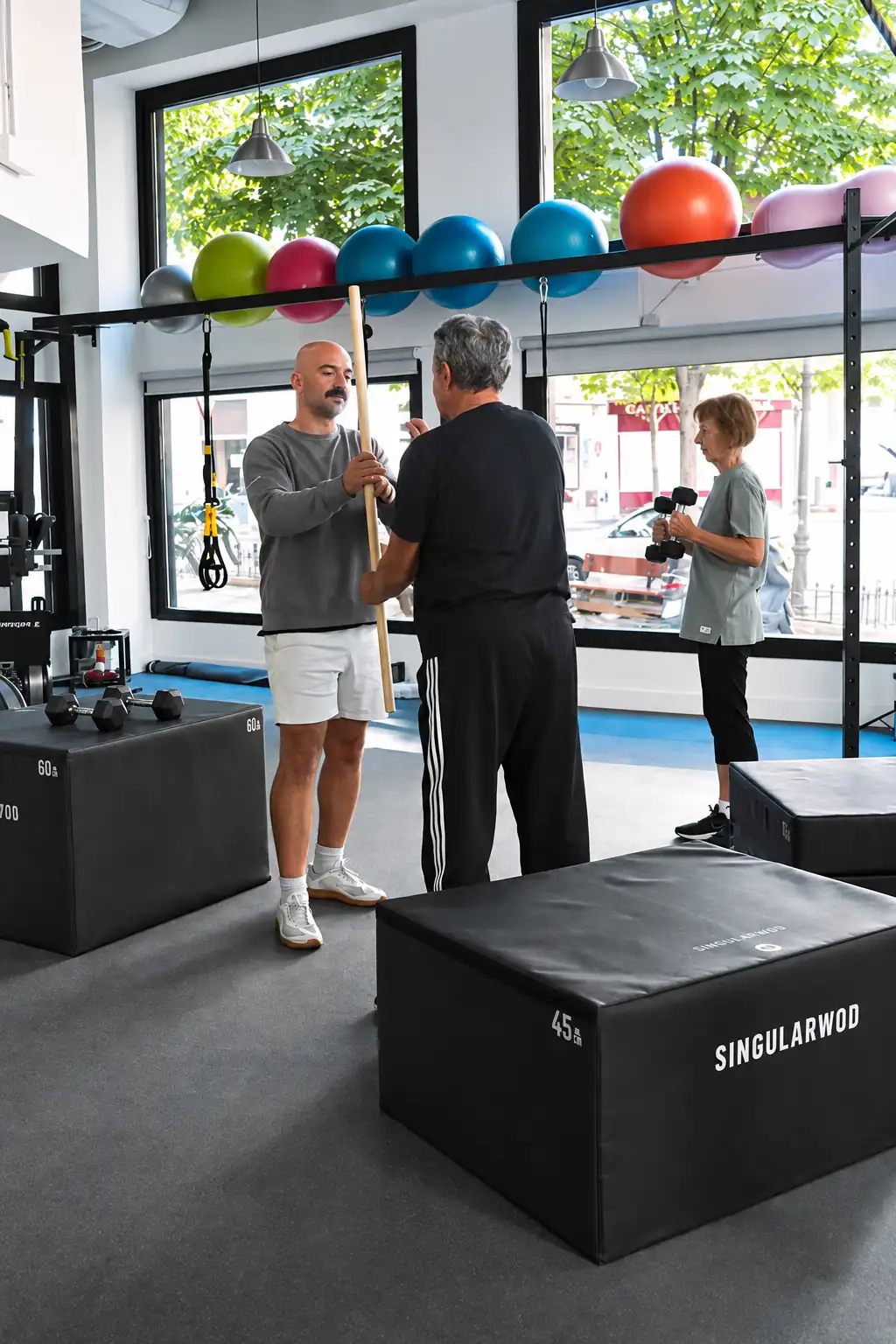 Clase grupal reducida de ejercicio terapéutico en Windfit Salud